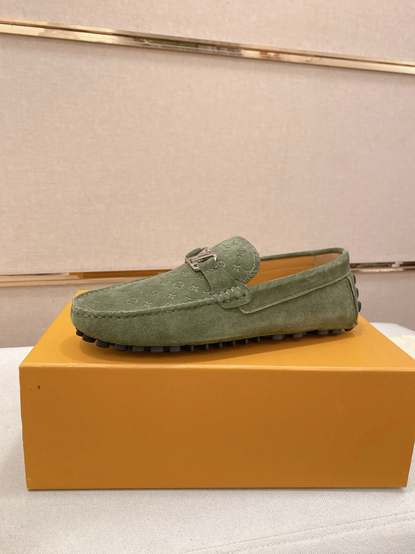 Factory price: 500💰High-end quality! LV 🆕🆕Exclusive hot-selling products in stock🔥🔥New products on the shelves, high-quality Ferragamo men's pea shoes, high-end casual driving shoes, with complete packaging! 💪 💪 Material: Imported suede cowhide 🐂 + Imported high-quality buffalo leather lining + wear-resistant outsole 👍🏻👍🏻 Features: High-end and comfortable, purely handmade 🚀 🚀 Create the perfect shoes that suit you best 🔥 🔥 Size: (38-44) 45 standard size can be customized!